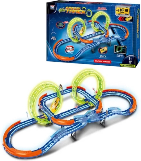 Pimedas helendav autorada ristmiku ja loopidega ning LED-autoga