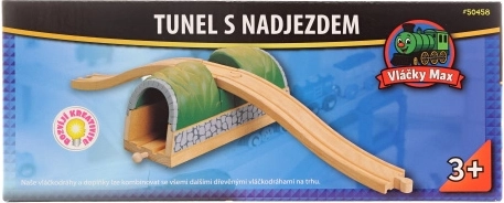 Maxim tunnel ülekäiguga puidust rongiradadele