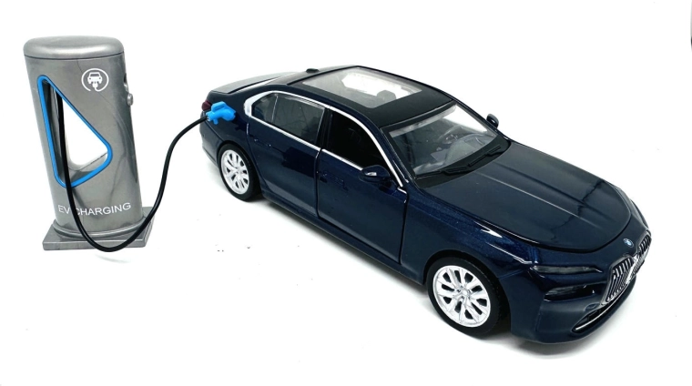 MSZ BMW i7 automudel 1/32 valguse ja heliga – 1 tk