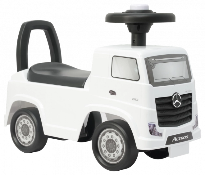 Valge Mercedes Actros jooksuratas
