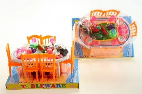Nukkude söögilaud toolide ja nõudega