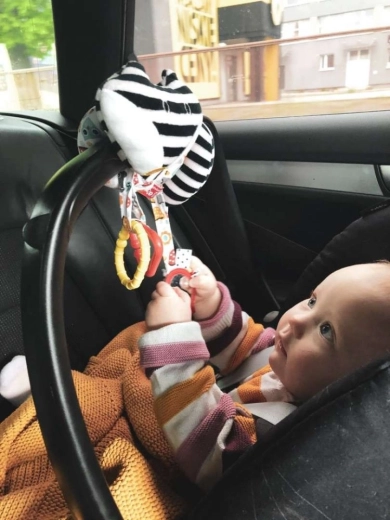 Easy attachment to stroller and car seat