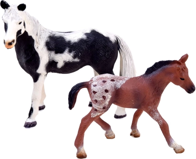 Realistlikud hobused peente detailidega