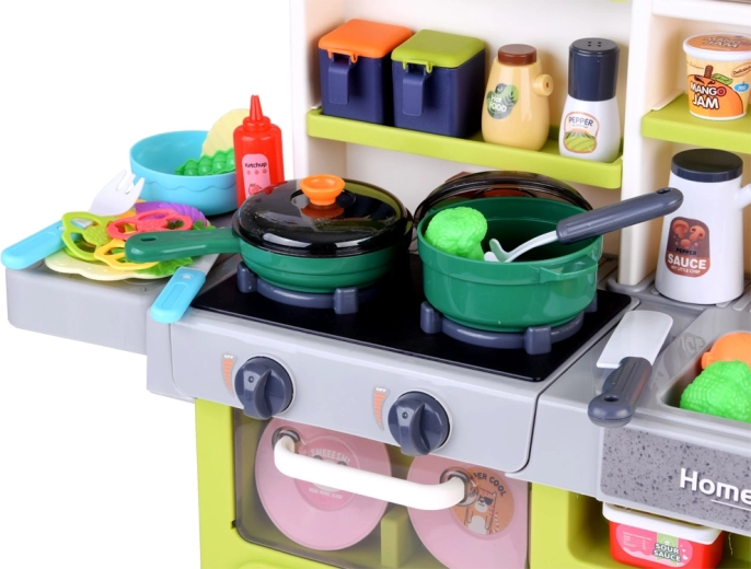 Realistlik kokkamine valguse, heli ja auruga