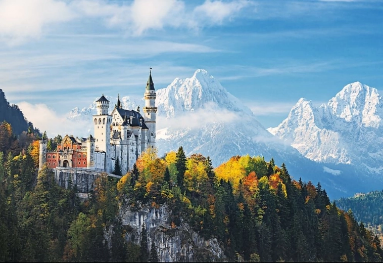 Muljetavaldav Baieri Alpide ja Neuschwansteini lossi motiiv