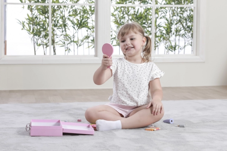 Toetab kujutlusvõimet ja sotsiaalseid oskusi