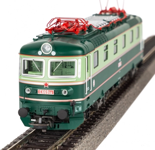 Täpsed detailid ja metallist voolukogujad