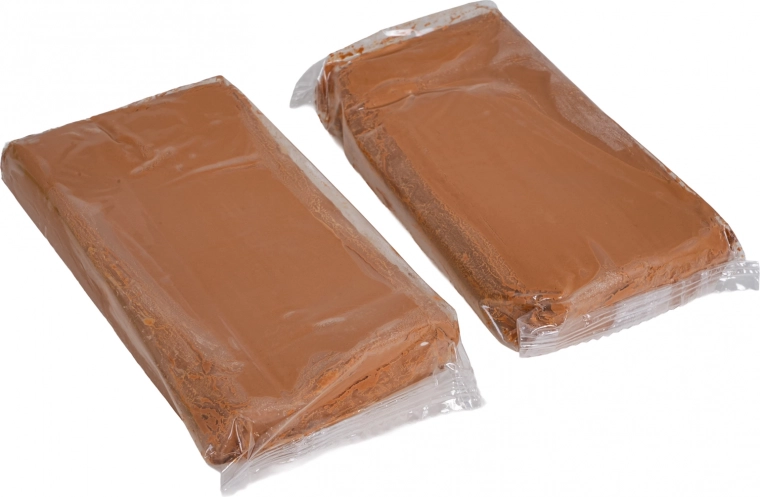 Kaks modelleerimiseks valmis savipakki