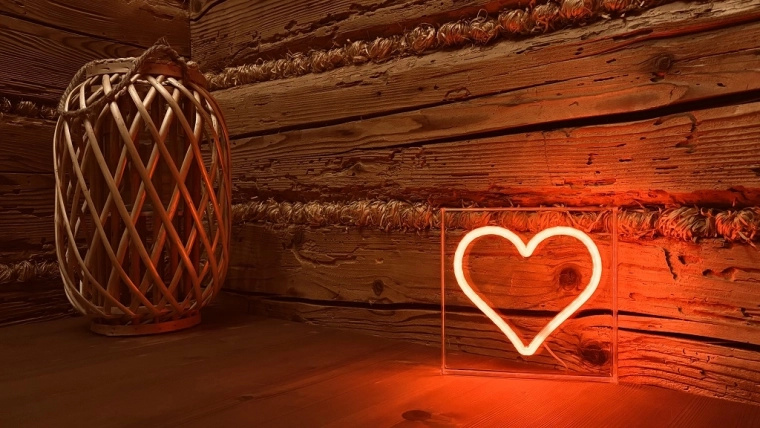 Maagiline atmosfäär neoonsüdamega