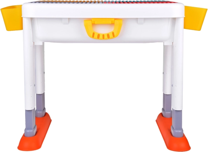Grows with your child thanks to adjustable height
