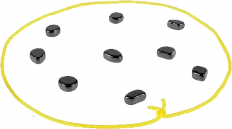 Mänguala on piiritletud kollase nööriga