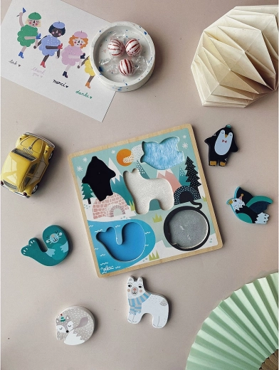 Solid wooden pieces for small hands