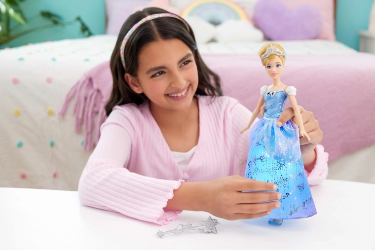 Posing and fairy‑tale storytelling