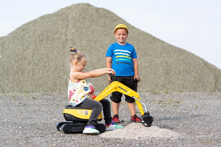 360° rotating cab for action-packed play