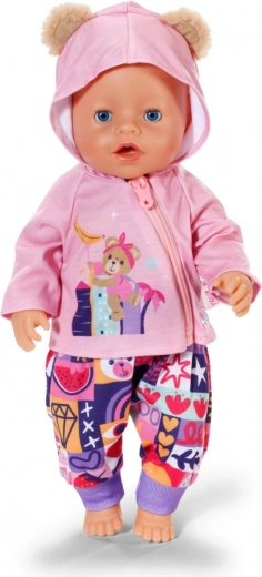 Roosa kapuutsiga pusa kõrvakestega