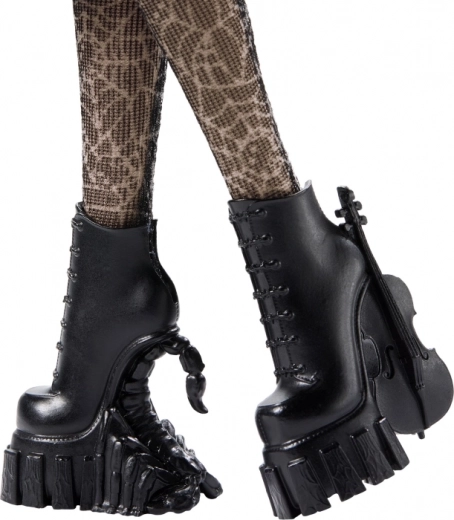 Massiivsed platvormid gooti detailidega