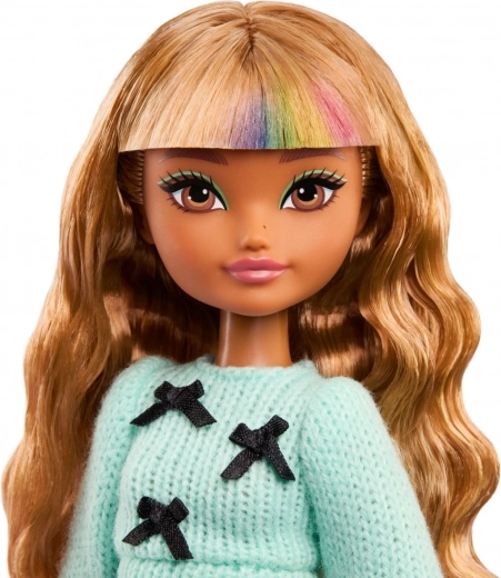 Pikad lainelised juuksed värvilise tukkaga