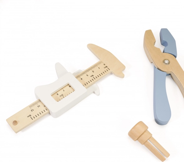 Realistic tools for little DIYers