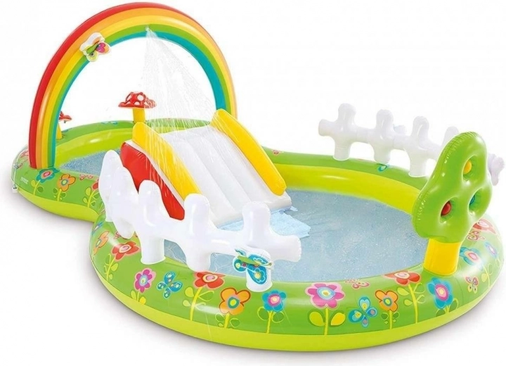 Water slide with rainbow sprinkler