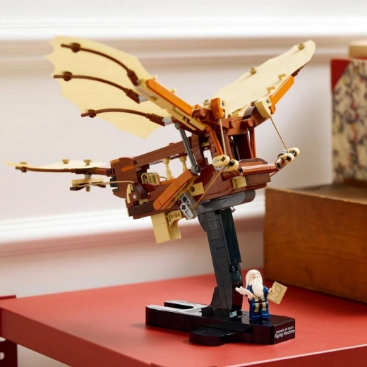 Elegantne eksponaat minifiguuriga