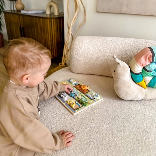 Ohutu puidust teostus väikestele kätele