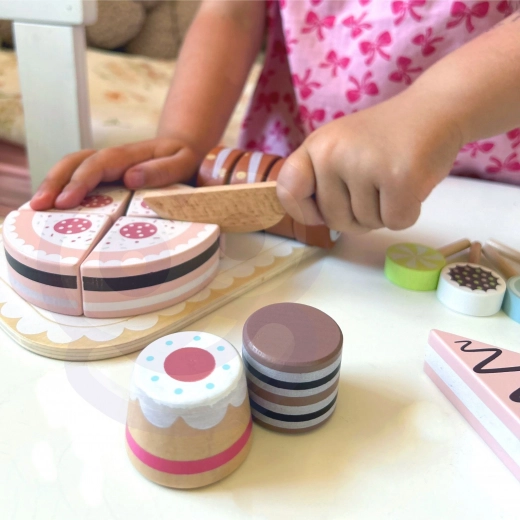 Lõigatav tort realistliku koogipoe mänguks