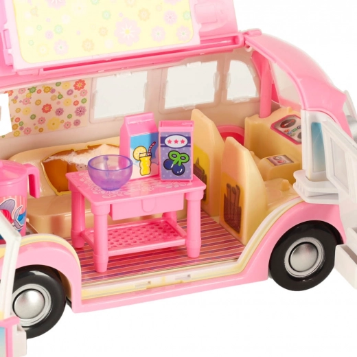 Avatav kamper koos väljatõmmatava markiisiga