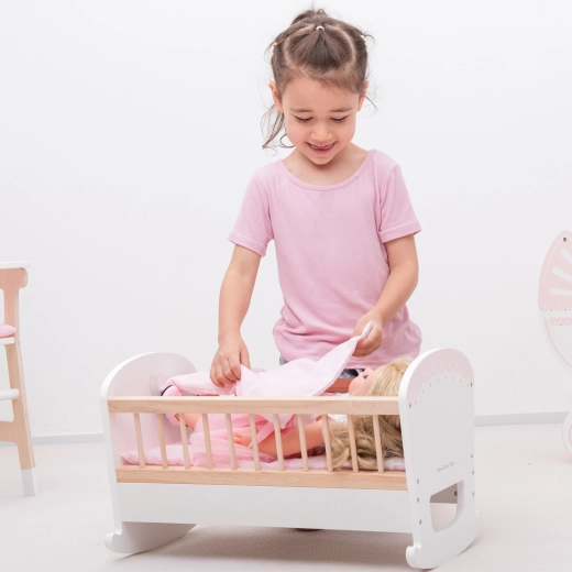 Õrnalt kiikuv häll realistlikuks mänguks