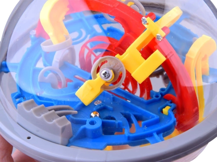 Värviline labürindiga pall