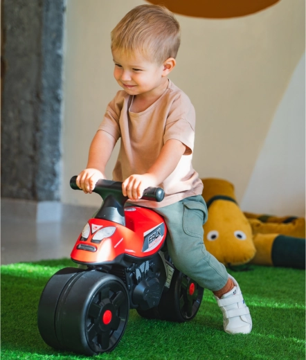 Easy steering with swiveling front wheel