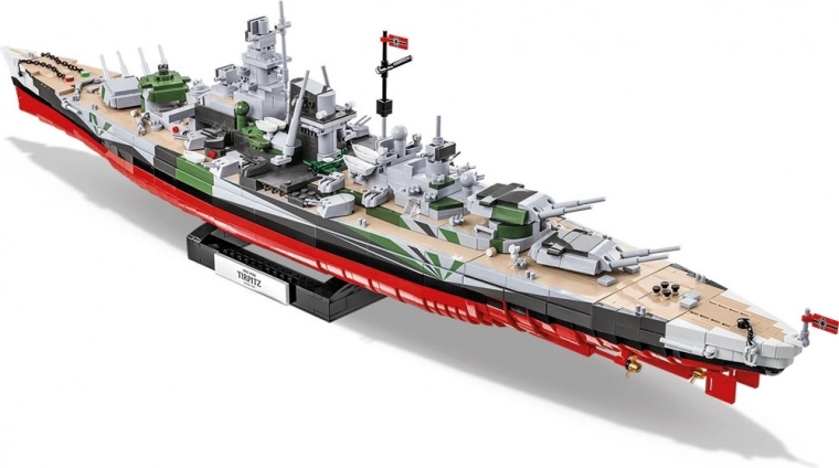 Imposing 1:300 model, 87 cm long