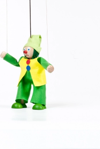 Käsitsi valmistatud nukk kaitstud töökojast