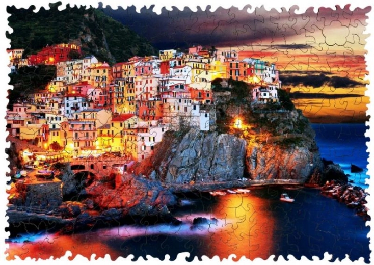 Maaliline Manarola motiiv õhtuses valguses