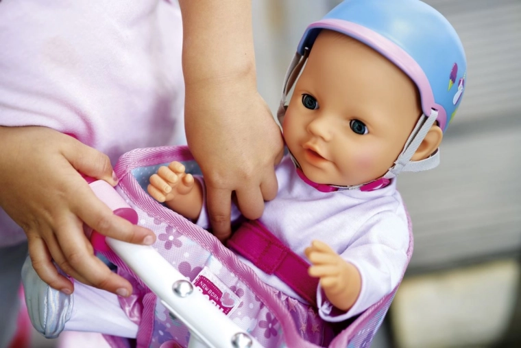 Safe fastening for the doll