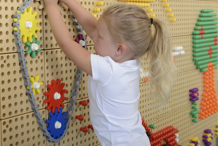 Build your own mechanism from 79 pieces