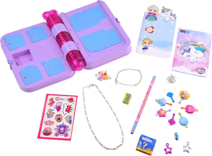 Loominguline komplekt kleepsude ja ehetega