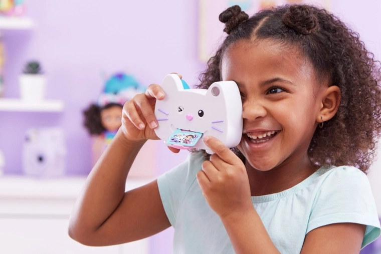 Nipsav kass ja „välja trükitud“ foto keele peal