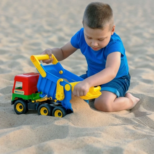 Lõbu liivakastis ja aias