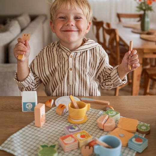 Creative cooking and serving play
