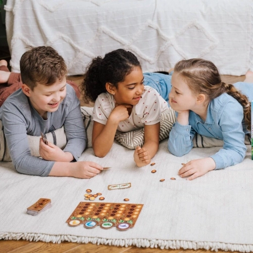 A fast, simultaneous game for the whole family