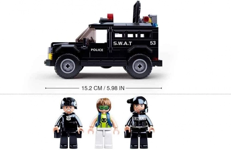 Three minifigures and rich accessories