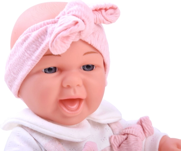 Realistliku naeratusega beebi