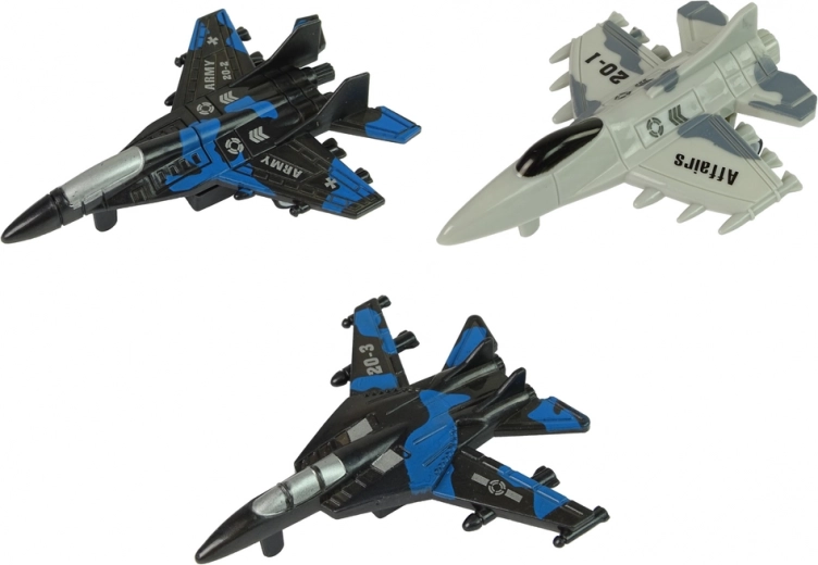 Kolm sõjaväelise disainiga hävitajat