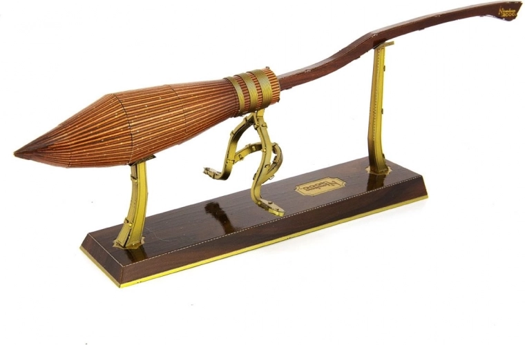 Realistlik metallist Nimbus 2000 replika