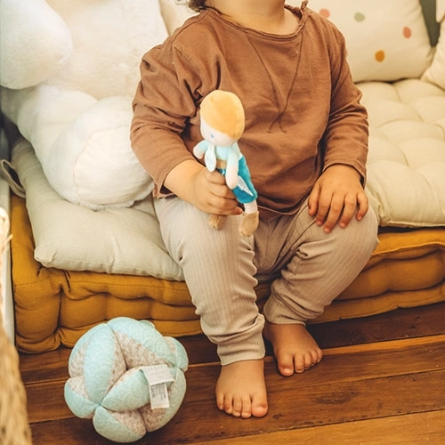 Kerge nukk väikesele käele