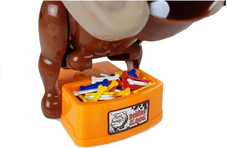 Värvilised kondid ja kauss „Beware of the Dog“