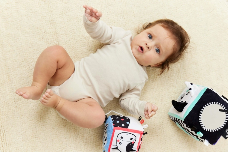 Kontrastselt mustvalged mustrid nägemise arendamiseks